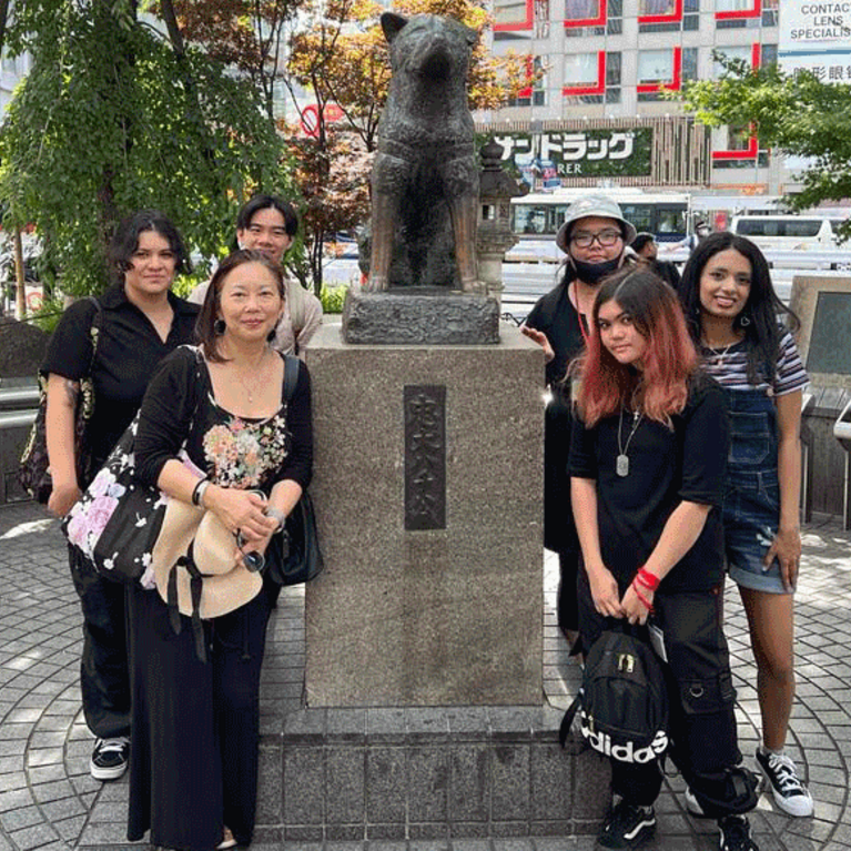 Savannah Salas (front right of the statue, holding a bag) stands with her classmates and FLEAP faculty, Dr. Setsu Shigematsu (front left of the statue, holding a hat).