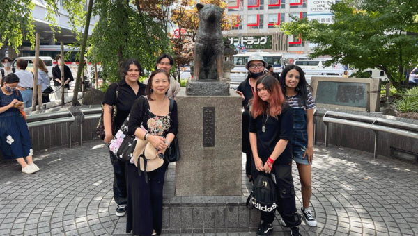 Savannah Salas (front right of the statue, holding a bag) stands with her classmates and FLEAP faculty, Dr. Setsu Shigematsu (front left of the statue, holding a hat).